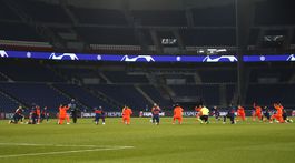 V Paríži si dali repete, začali kľačaním. Real podržal Zidana, postupuje i Bénes