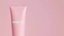Hydratačná maska na tvár a hydratačný balzam na pery Kylie Skin (línia od Kylie Jennerovej), info o cene v predaji. 