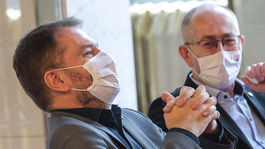 Matovič predhodil davu svoju rodinu. Keď bude dosť lajkov, pošle ich na očkovanie