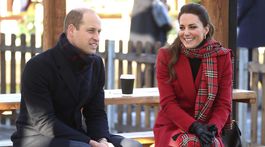 Princ William a jeho manželka Kate, vojvodkyňa z Cambridge počas návštevy Cardiffu. Pohľady, ktoré vrhala Kate na Williama, pôsobili naozaj romanticky. 