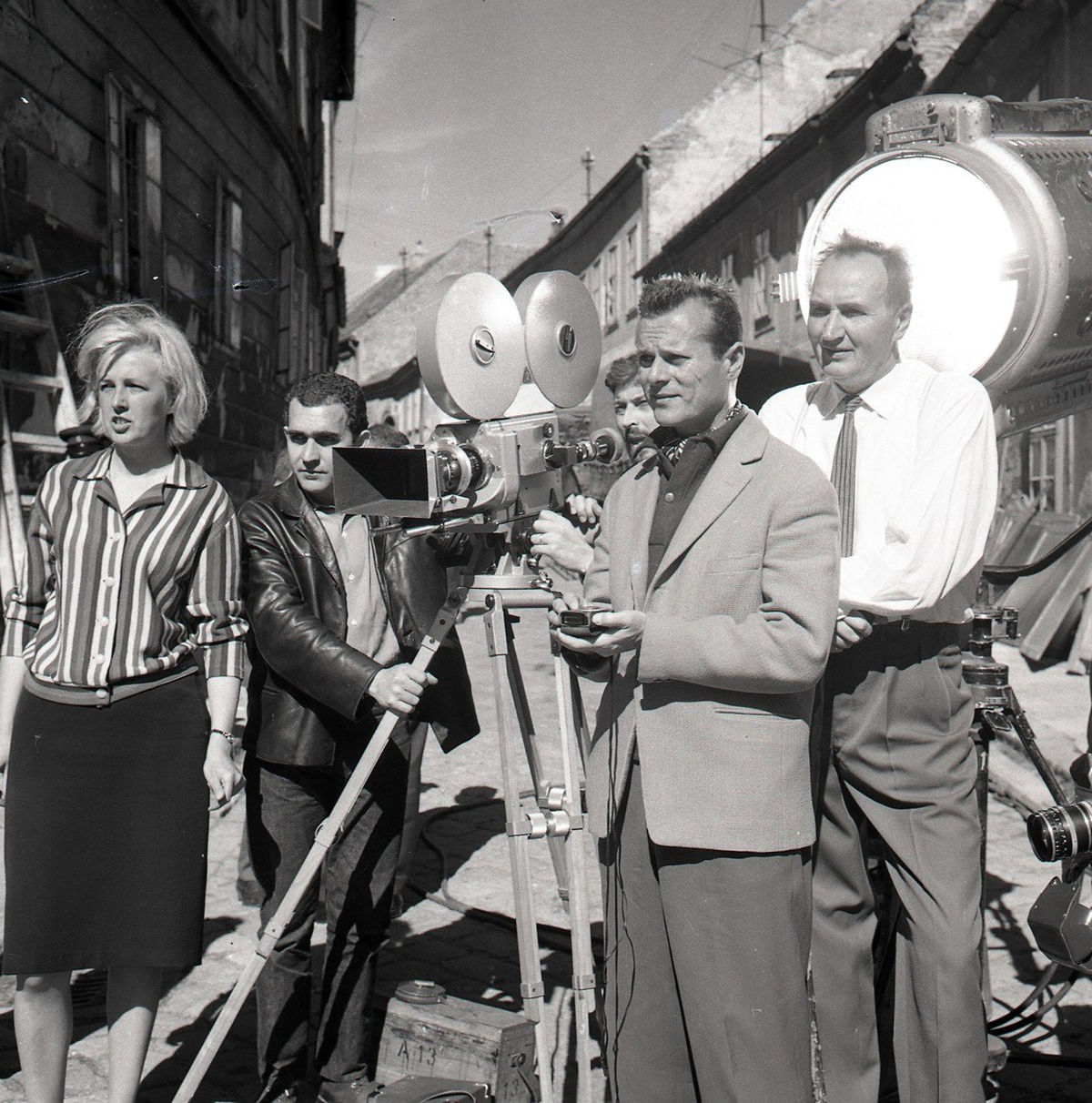 Režisér Paľo Bielik (prvý sprava) pri nakrúcaní...