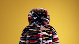 Dámska bunda s kapucňou z umelej kožušiny Desigual, predáva sa za 249,99 eura. 