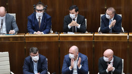 Koniec opatrení pred Silvestrom? Poslanci zatiaľ neschválili predlžovanie núdzového stavu