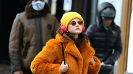 Vyrazte do ulíc ako Selena Gomez! Umelý kožúšok, žiarivá farba, máme 9 tipov