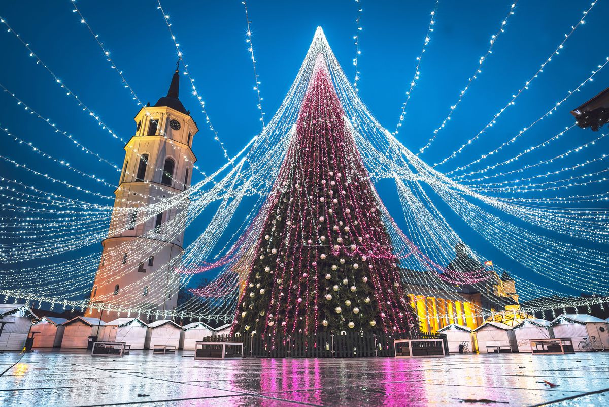 Vianočný stromček v hlavnom meste Lotyšska, vo Vilniuse. 
