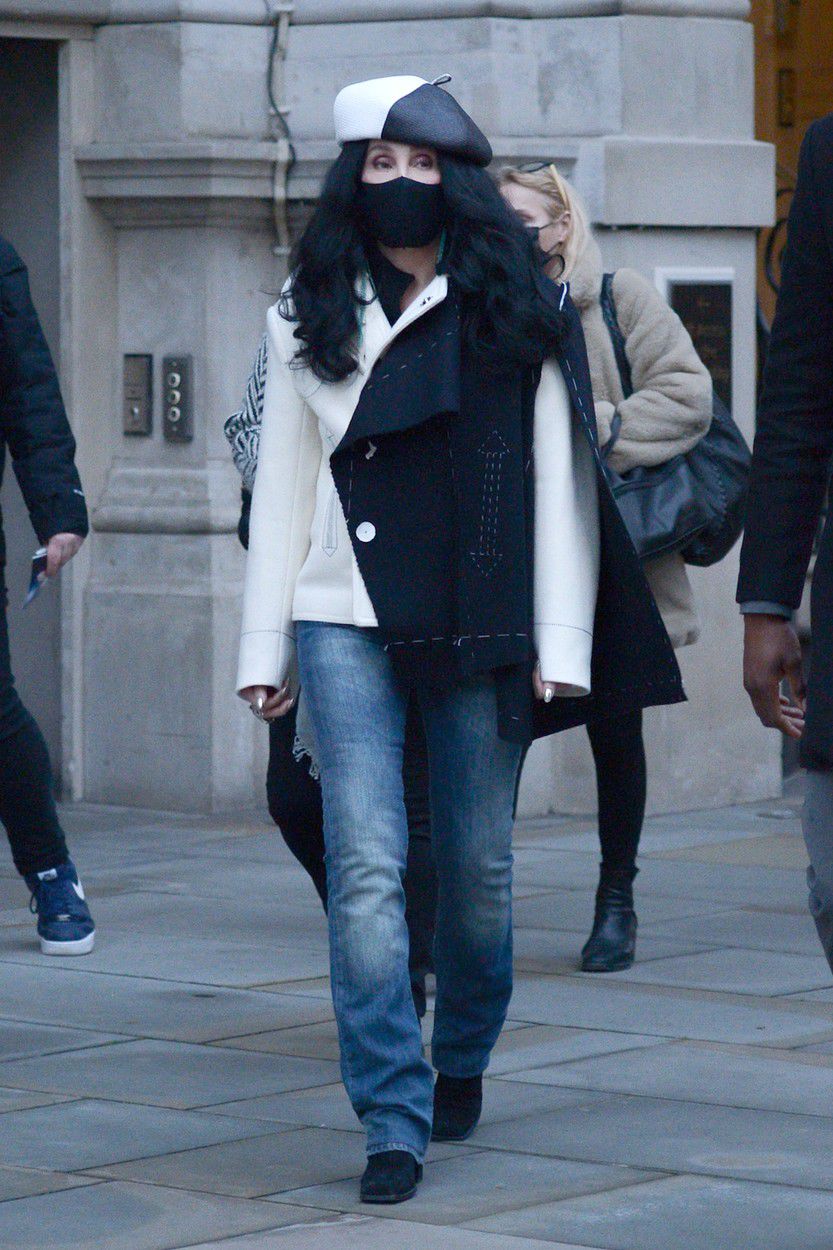 Speváčka a herečka Cher na ceste do BBC studios...