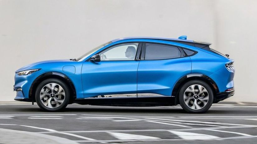 Z ikonického Mustanga preberá Mustang E-Mach...