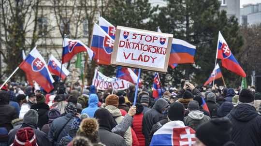 V Bratislave sa protestovalo proti vláde i opatreniam, polícia zatkla jednu osobu