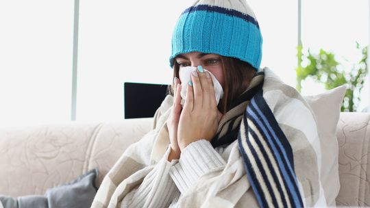 Británia čelí vlne superchrípky. Premiér Starmer kritizuje lekárov, ktorí chystajú štrajk