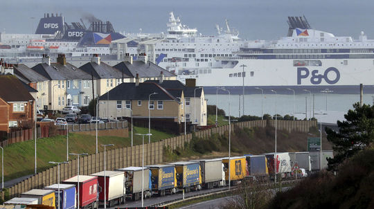 Kolóna kamiónov v prístave Dover.