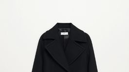 Dámsky čierny vlnený kabát s prepásaním Mango. Predáva sa za 149,90 eura.