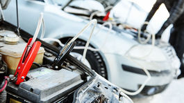 Viete naštartovať vybité auto káblami? Tu je 10 krokov, ako to robiť správne