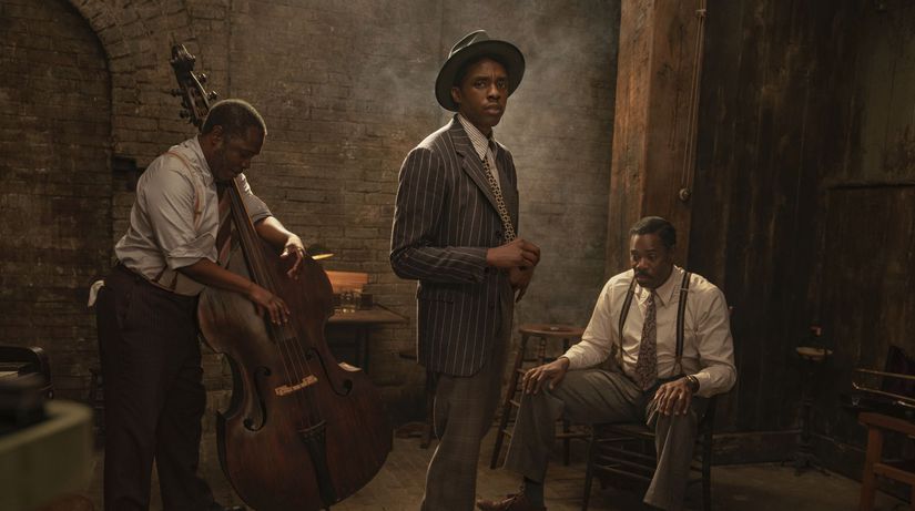 Herec Chadwick Boseman (v strede) na zábere z...