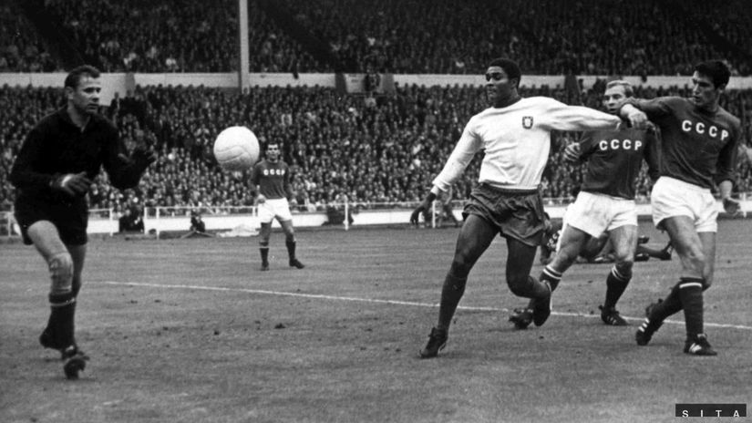 Lev Jašin (vľavo).