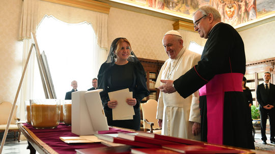 Prezidentka SR Zuzana Čaputová (vľavo) a pápež...