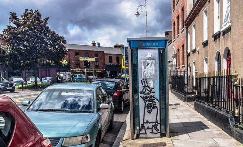 Staré telefónne búdky stoja často v centrách...