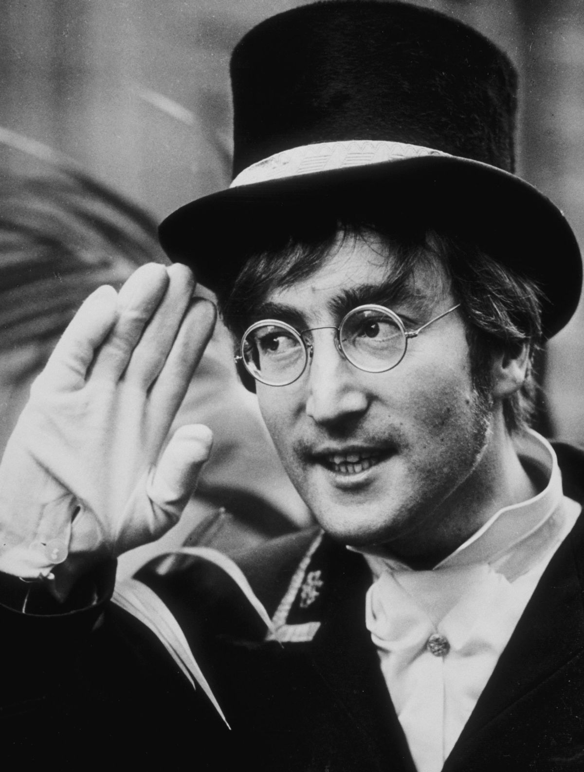 John Lennon oblečený do kostýmu pre svoju rolu...