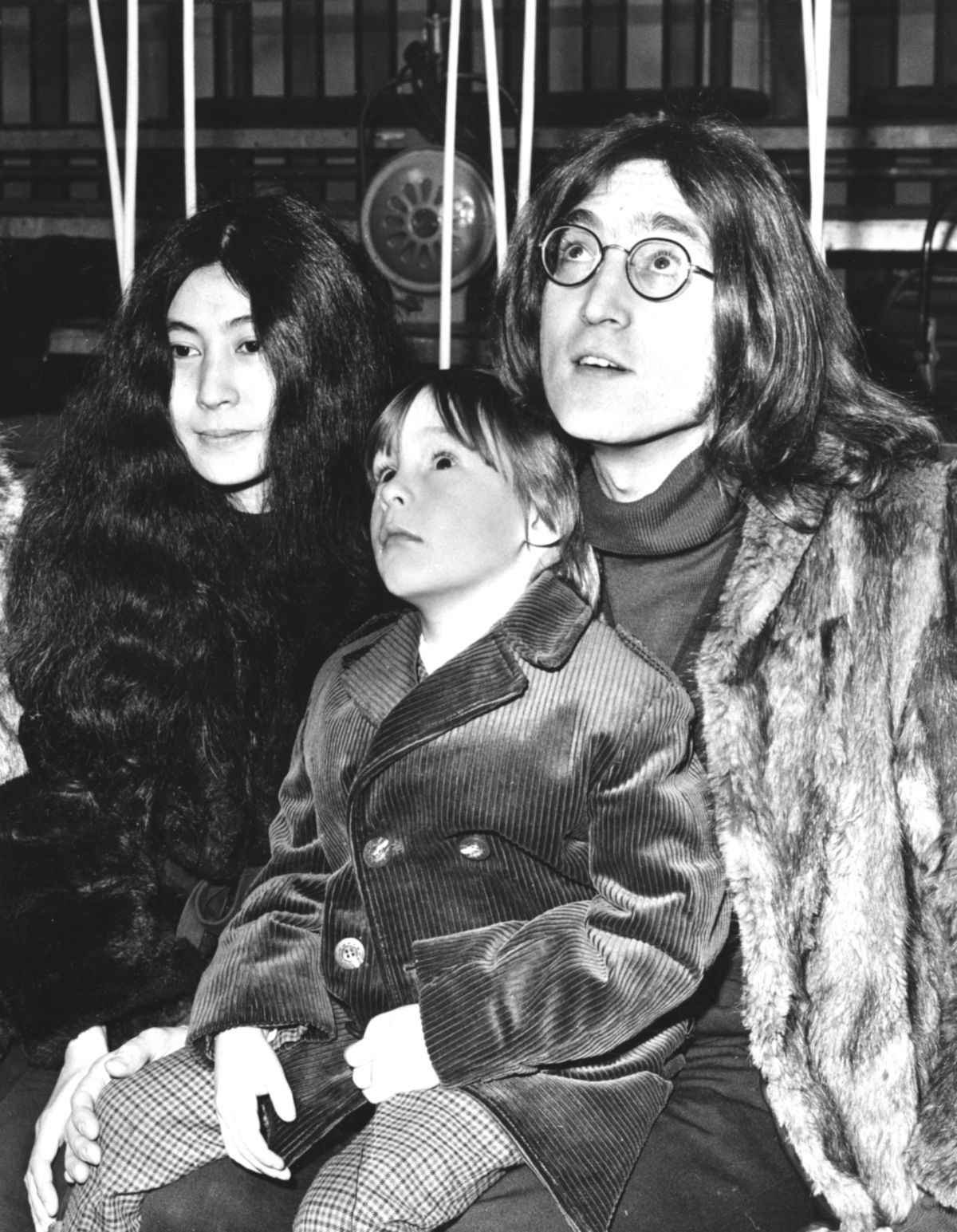 John Lennon a Yoko Ono s jeho prvým synom...