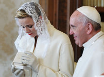 Monacká princezná Charlene pri stretnutí s pápežom Františkom v roku 2016 vo Vatikáne. 