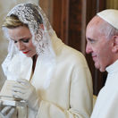 Monacká princezná Charlene pri stretnutí s pápežom Františkom v roku 2016 vo Vatikáne. 