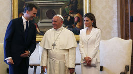 V roku 2014 sa pápež František stretol so španielskym kráľom Felipem a jeho manželkož, kráľovnou Letiziou. Prekvapením bolo, že nemala na hlave závoj.  