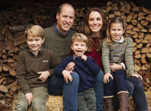 Takto vyzerá vianočný rodinný portrét princa Williama, jeho manželky Kate a ich troch detí - princa Georga, princa Louisa a princeznej Charlotte.