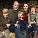 Takto vyzerá vianočný rodinný portrét princa Williama, jeho manželky Kate a ich troch detí - princa Georga, princa Louisa a princeznej Charlotte.