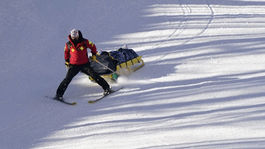 Rakúšanka mala nepríjemný pád, preletela sieťou