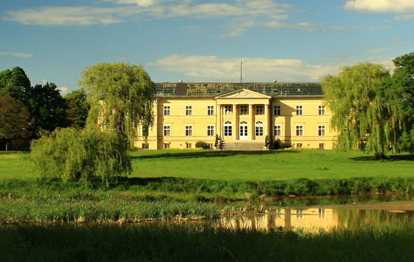 Pohľad na kaštieľ v Dolnej Krupej.