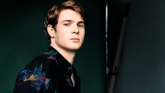 Herec Philip Froissant na oficiálnom zábere k...