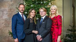 Inšpirácia z kráľovskej rodiny! Červené šaty so vzorom podčiarknu náladu Vianoc