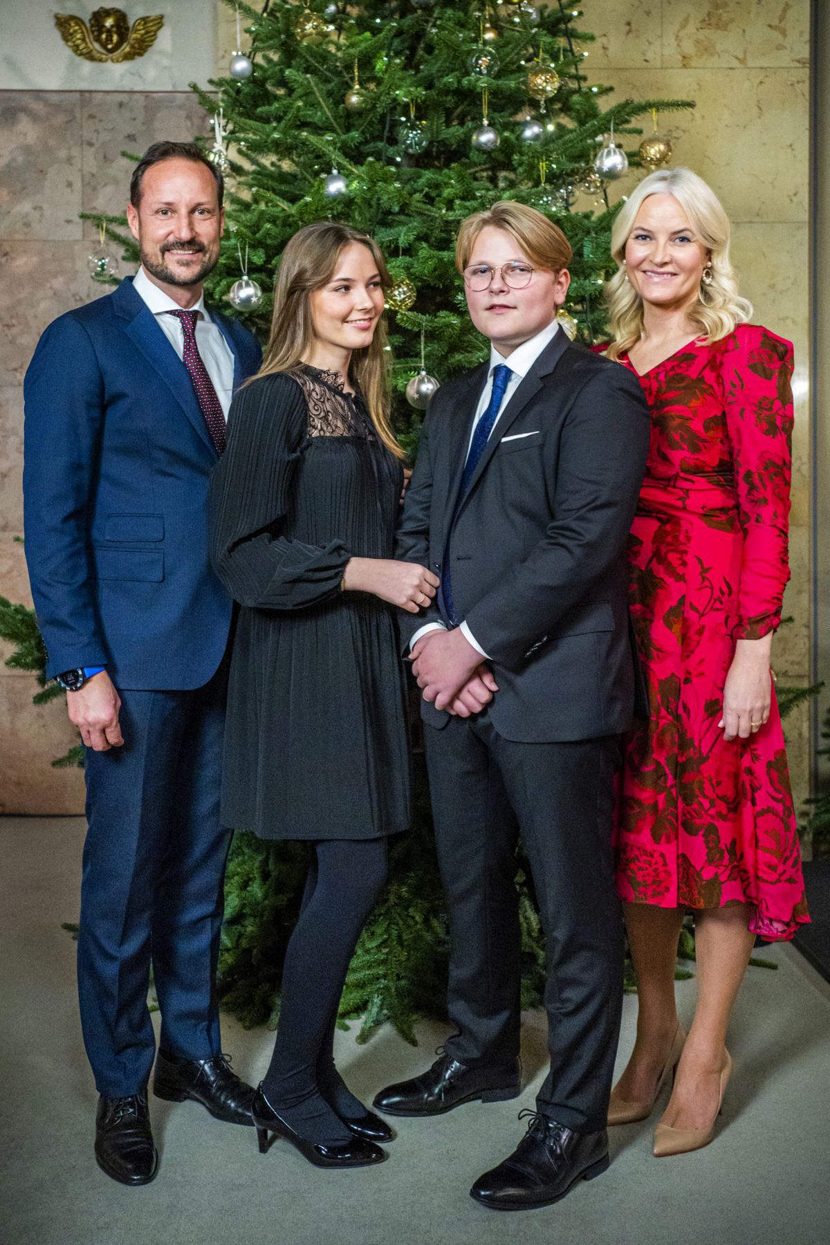 Nórska kráľovská rodina - zľava: Korunný princ...