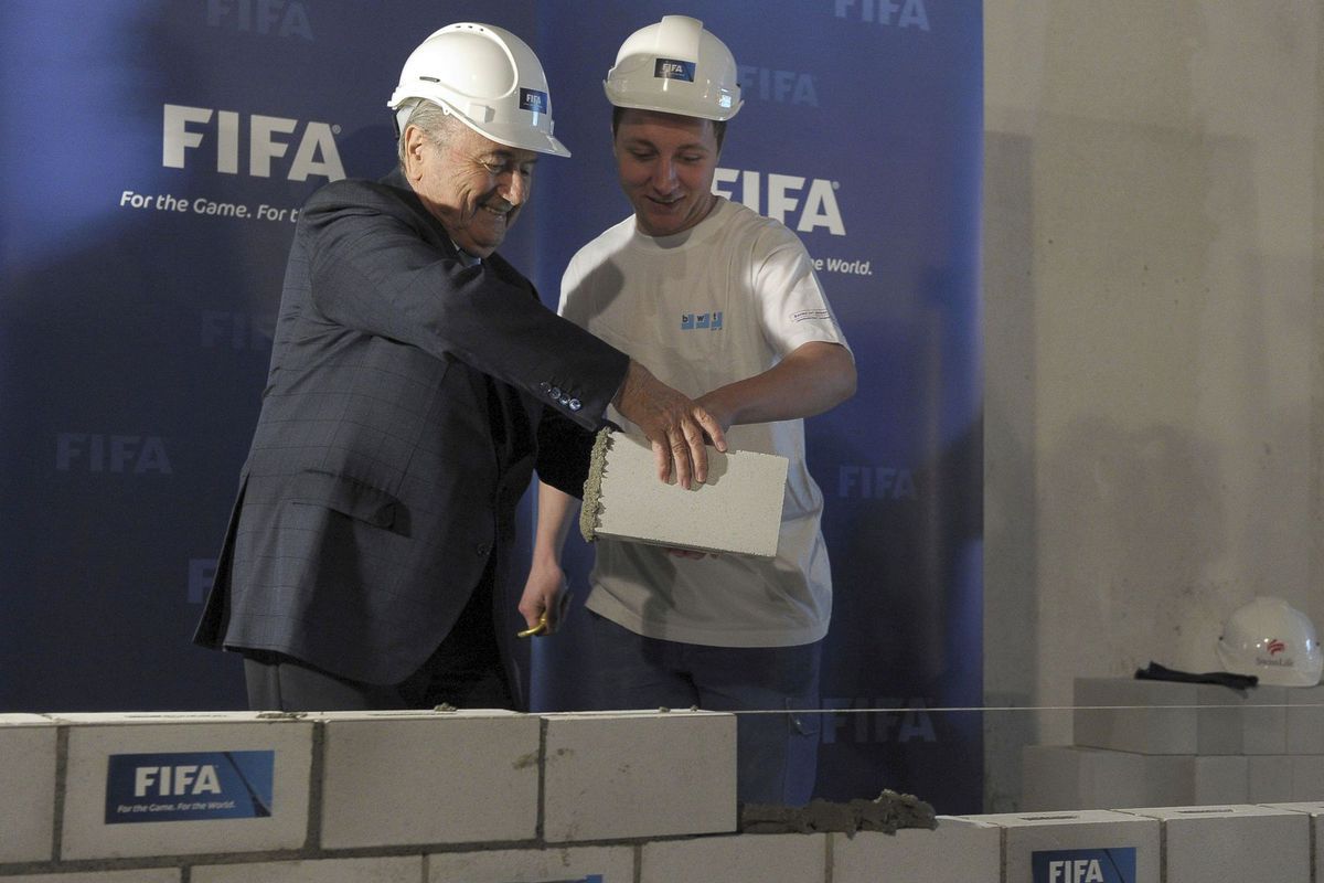 Sepp Blatter symbolicky prikladá tehlu pri...