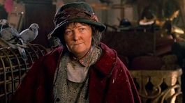 Dáma s holubmi z hitu Sám doma 2! Na Vianoce som sama, ťažší je Nový rok