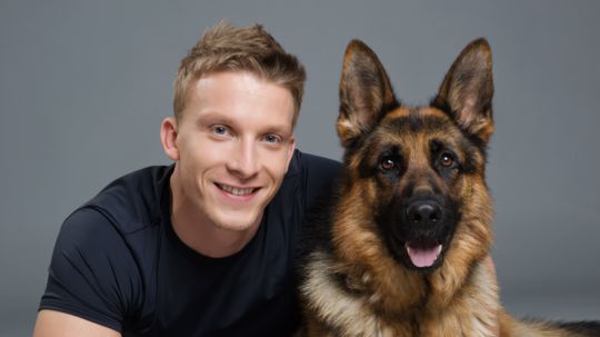 Juraj Bača s nemeckým ovčiakom z televízneho...