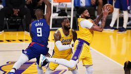 NBA je späť. Obhajca na úvod neuspel v mestskom derby