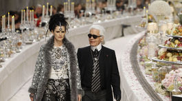 Dizajnér Karl Lagerfeld a modelka Stella Tennant na zábere z módnej prehliadky Chanel z roku 2011.