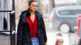 Zladili sa... Krásna mama Irina Shayk s dcérkou v uliciach - to sú štýlové príbuzné!