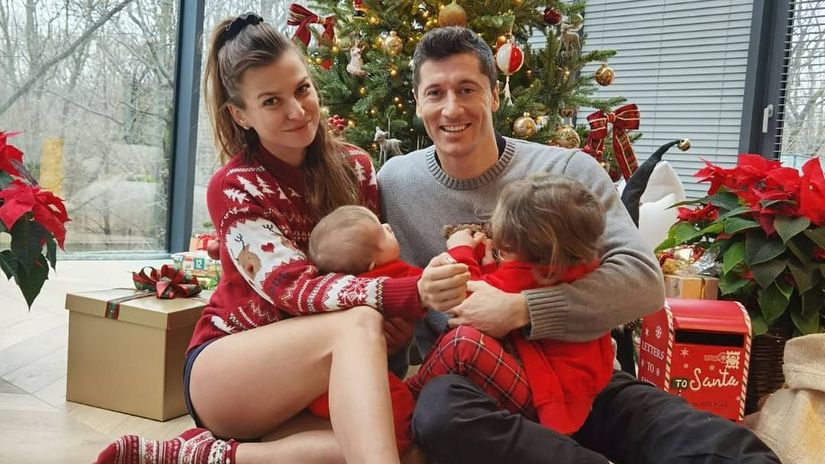Robert Lewandowski s manželkou Annou a dcérkami.