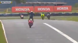 Alaphillipe na motorke? Víťazoslávne dvíhal ruky, súperi ho schladili 