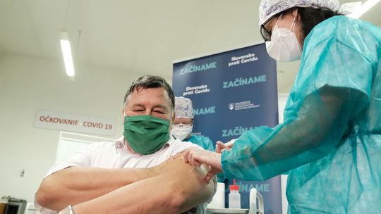 Slovensko začalo s očkovaním, ako prvý dostal vakcínu infektológ Krčméry