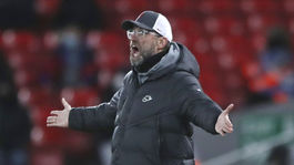 Liverpool si neporadil s predposledným, Tottenham stratil body v závere