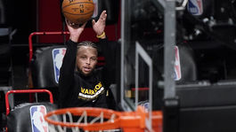 Curry trafil 105 trojok za sebou. Existuje ešte Guinnessova kniha, pýta sa kouč