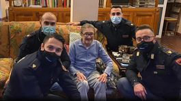 Osamelej vdove robili na Vianoce spoločnosť štyria talianski policajti