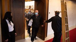 Môže parlament šokovať vládu a nepotvrdiť núdzový stav?