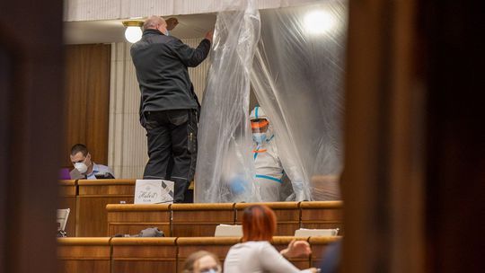 Parlament sa pripravuje na rokovanie, do sály...