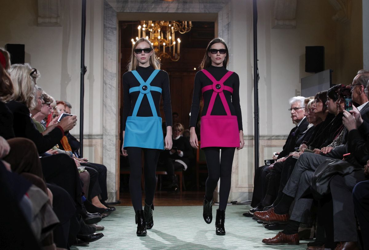 Modelky počas módnej šou značky Pierre Cardin...