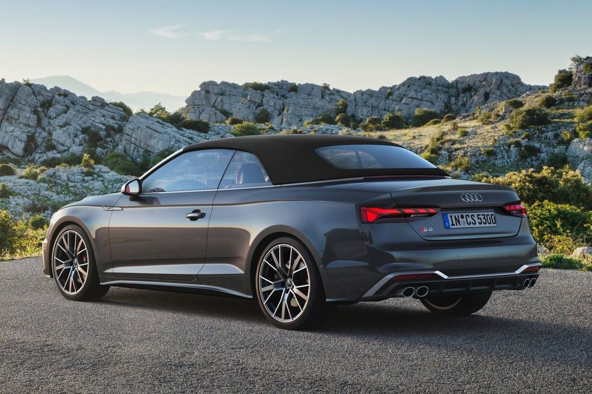 Aj s vysunutou strechou pôsobí Audi S5...