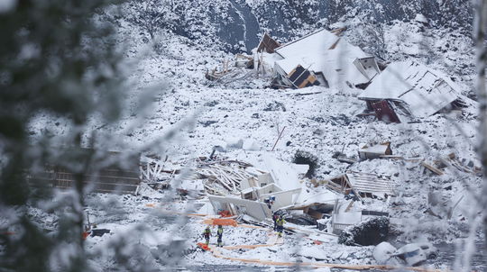 Na mieste zosuvu pôdy v Nórsku sa už našli telá siedmich obetí