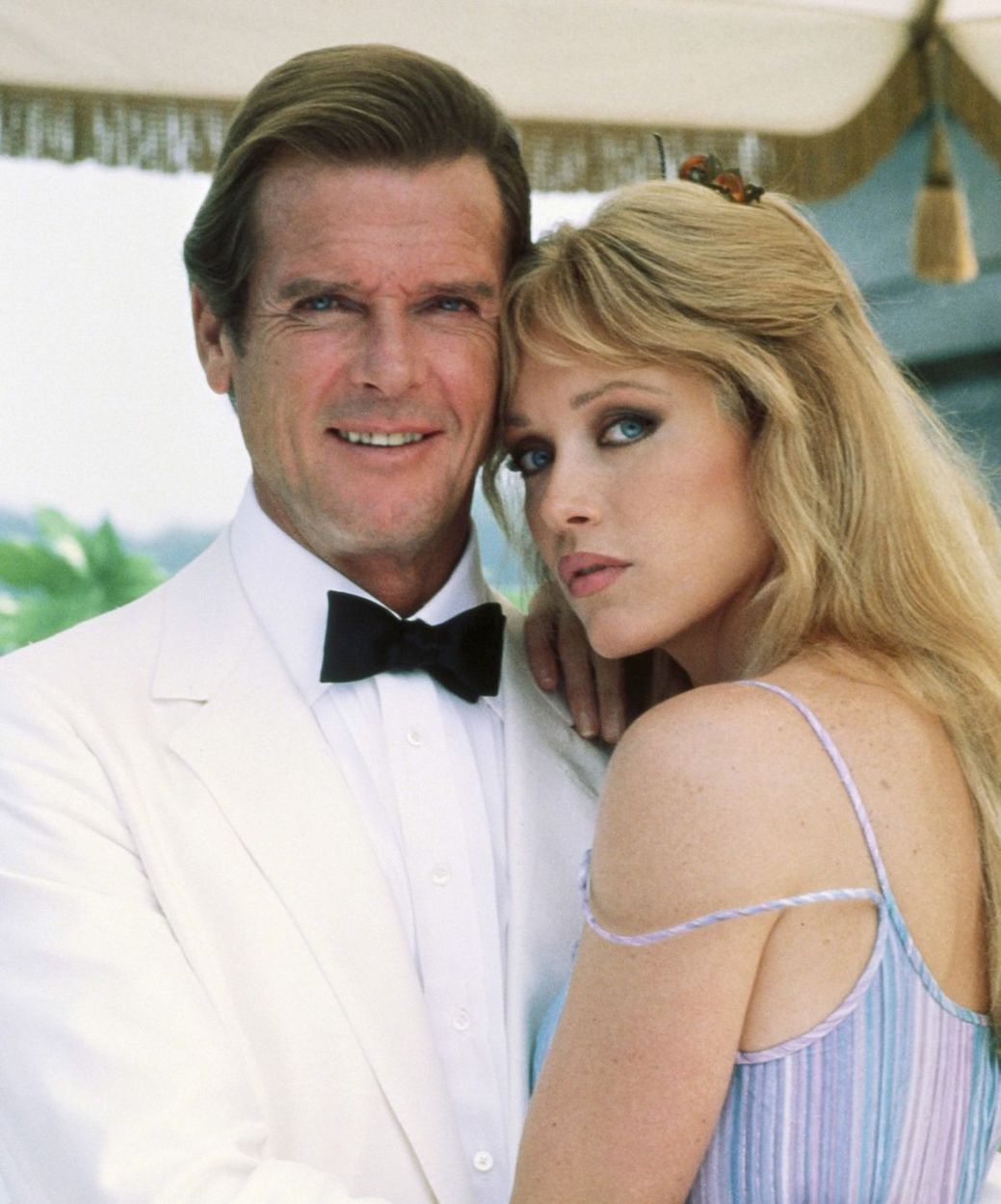 Roger Moore a  Tanya Roberts v bondovke z roku...